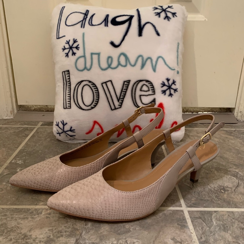 Elegant Clark’s size 10 Beige Pumps